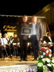Il_sindaco_Amenta_consegna_la_targa_ricordo_al_maestro_Netti_direttore_della_Banda_di_Canicattini