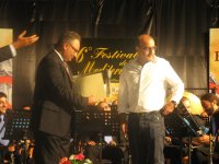 Il_vice_sindaco_la_Rosa_consegna_il_riconoscimento_alla_Banda_di_Acireale_2