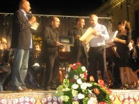Zocco_consegna_il_riconoscimento_ai_due_maestri_della_Banda_di_Melicucco