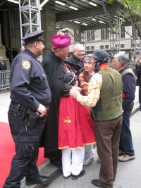 mons_Dolan_ammira_i_costumi