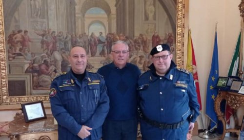 Il Sindaco Amenta e gli a agenti della Guardia Naz. Zoofila